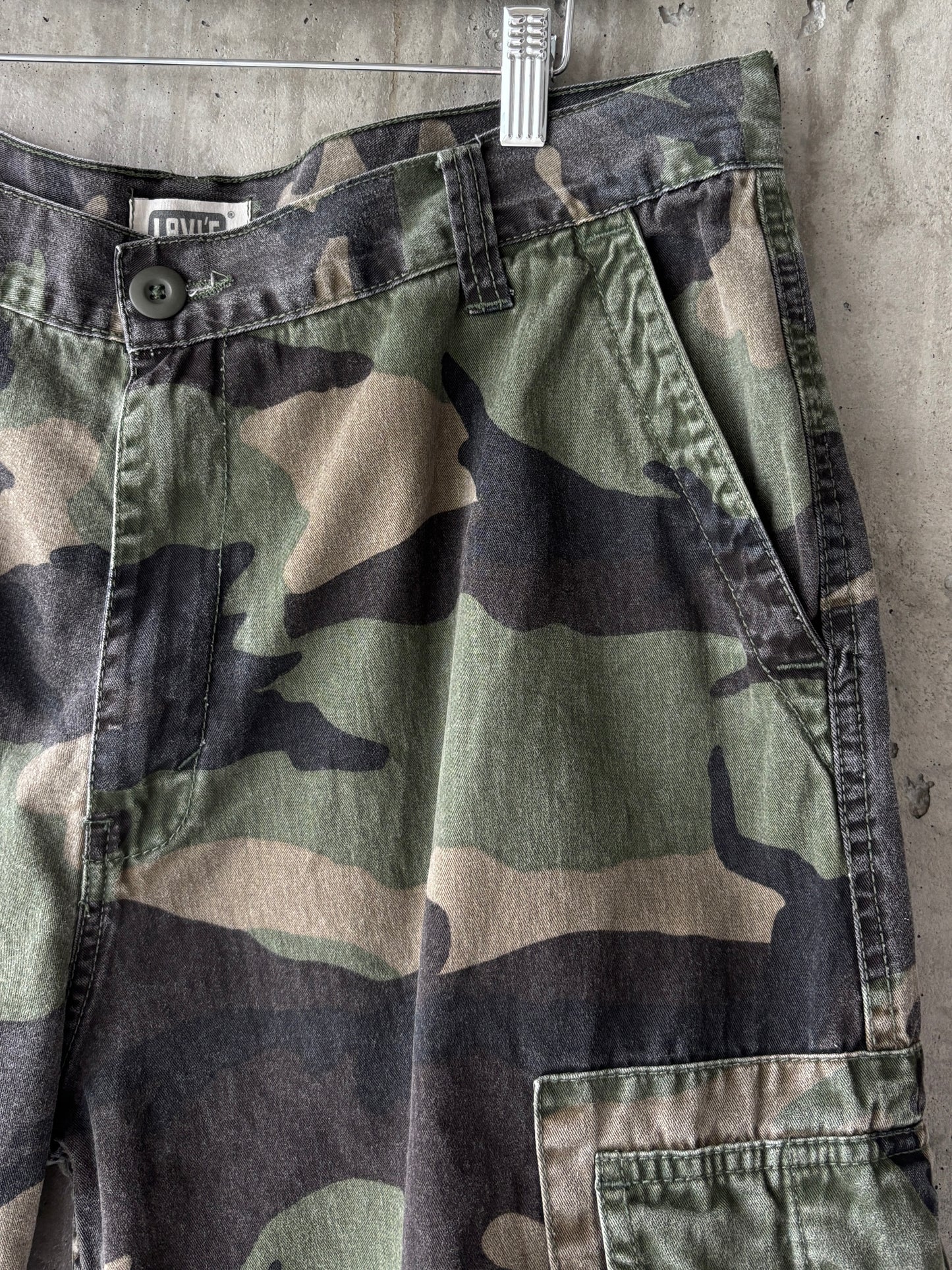 Levi's camo cargo shorts