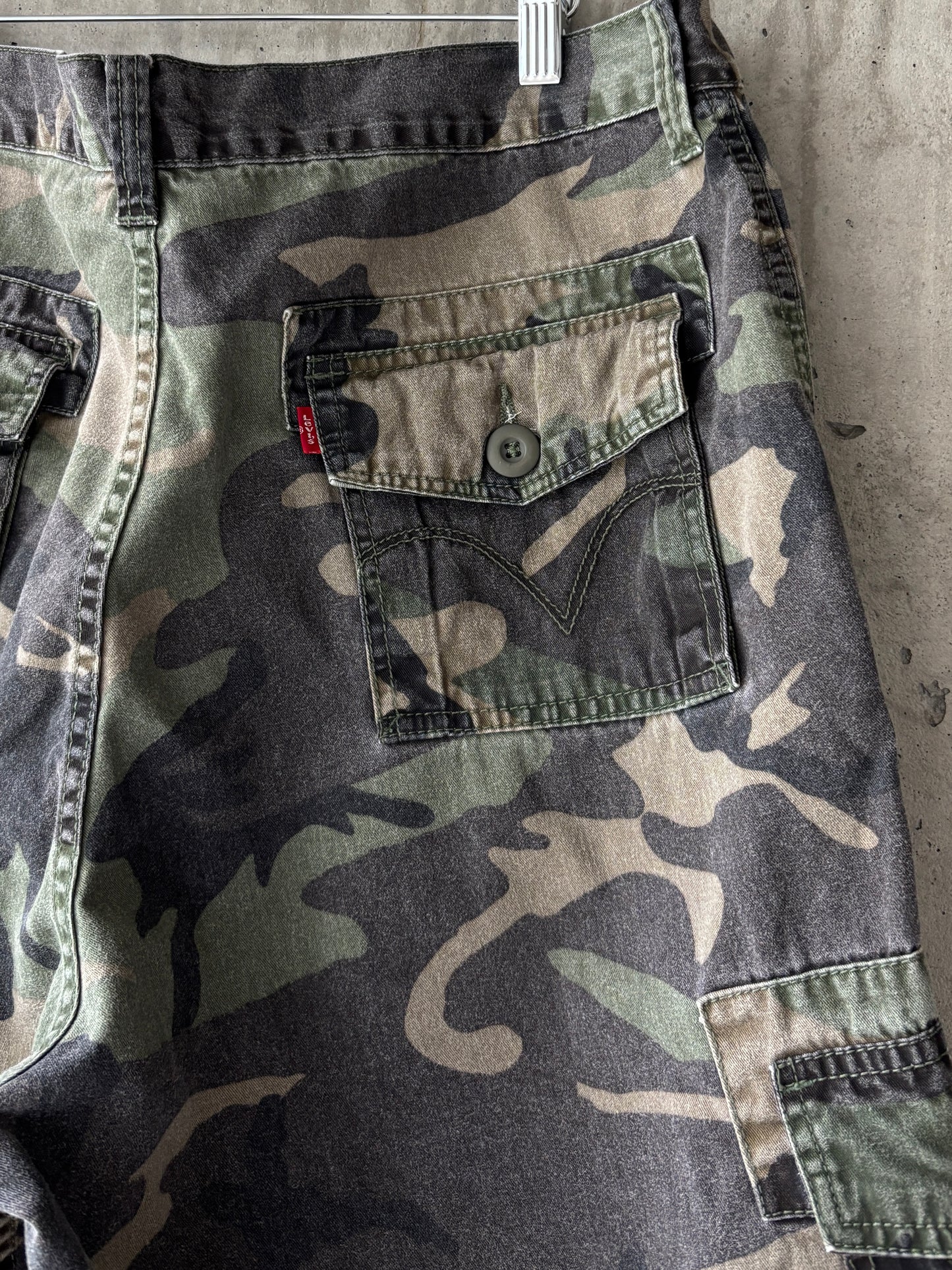 Levi's camo cargo shorts
