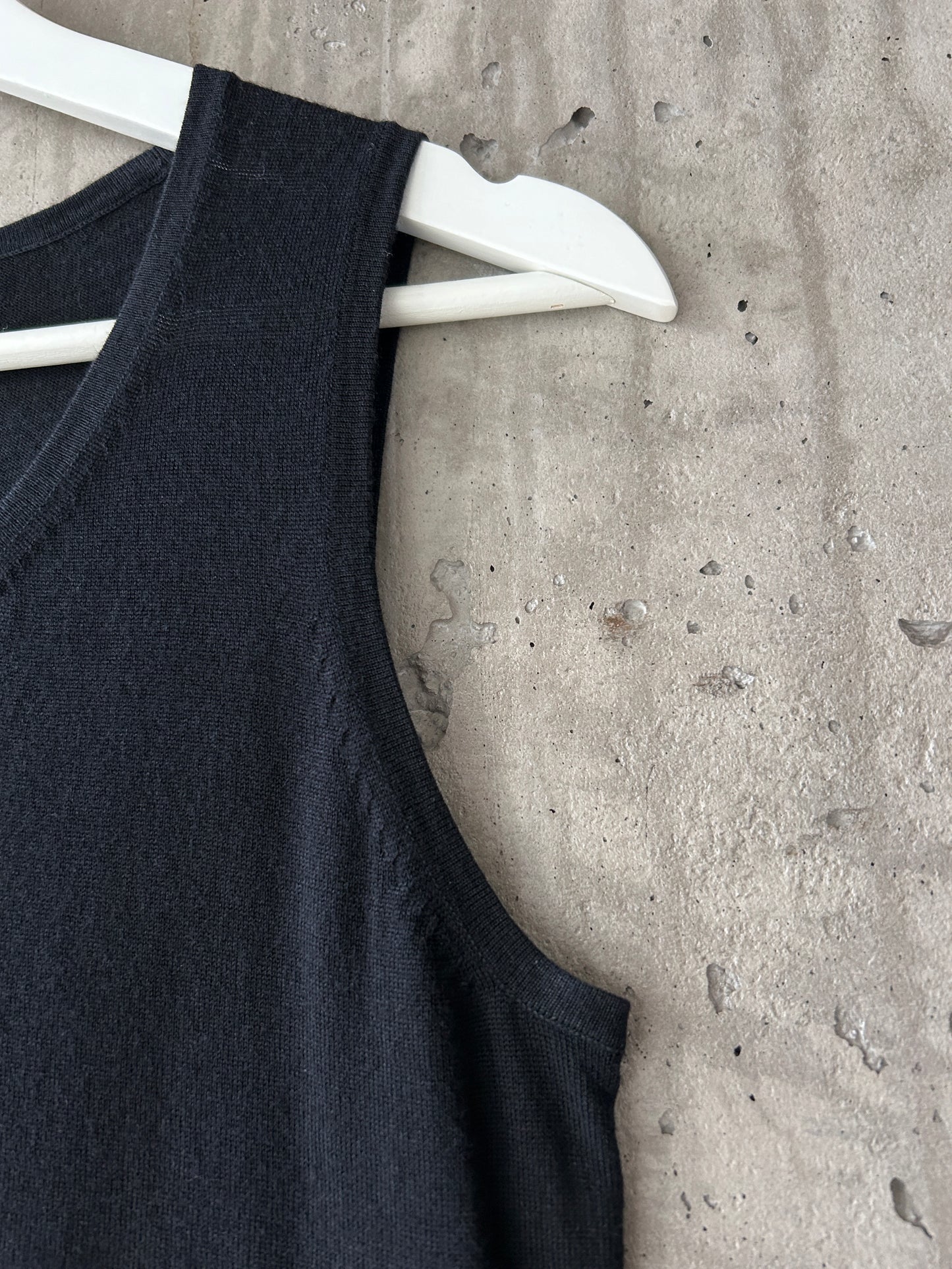 Aquascutum black wool-silk knit sleeveless top