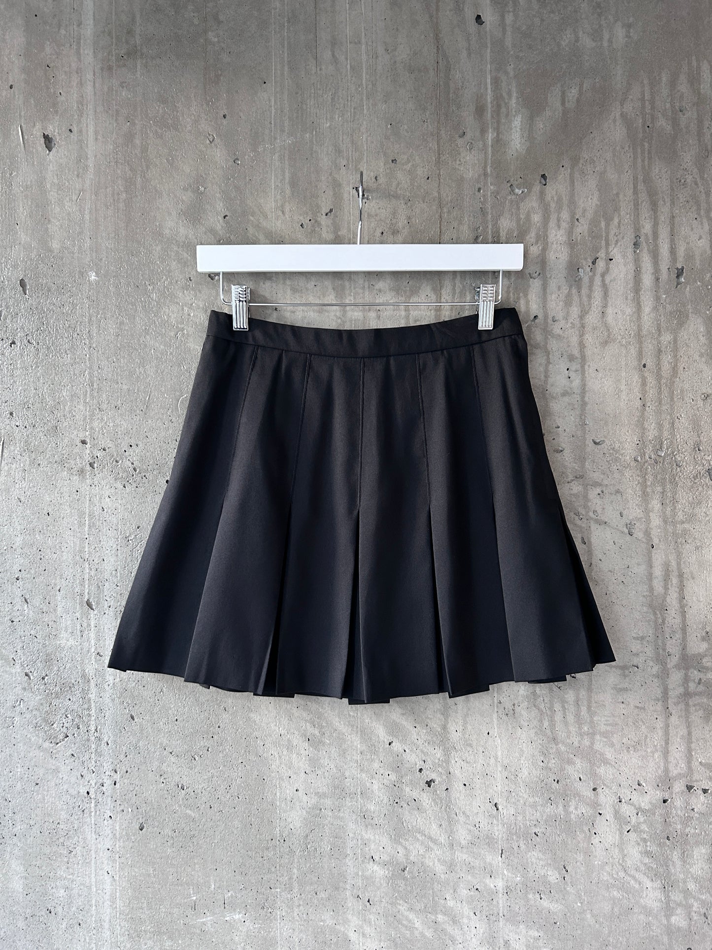 Quantum Sportswear black pleated mini skirt