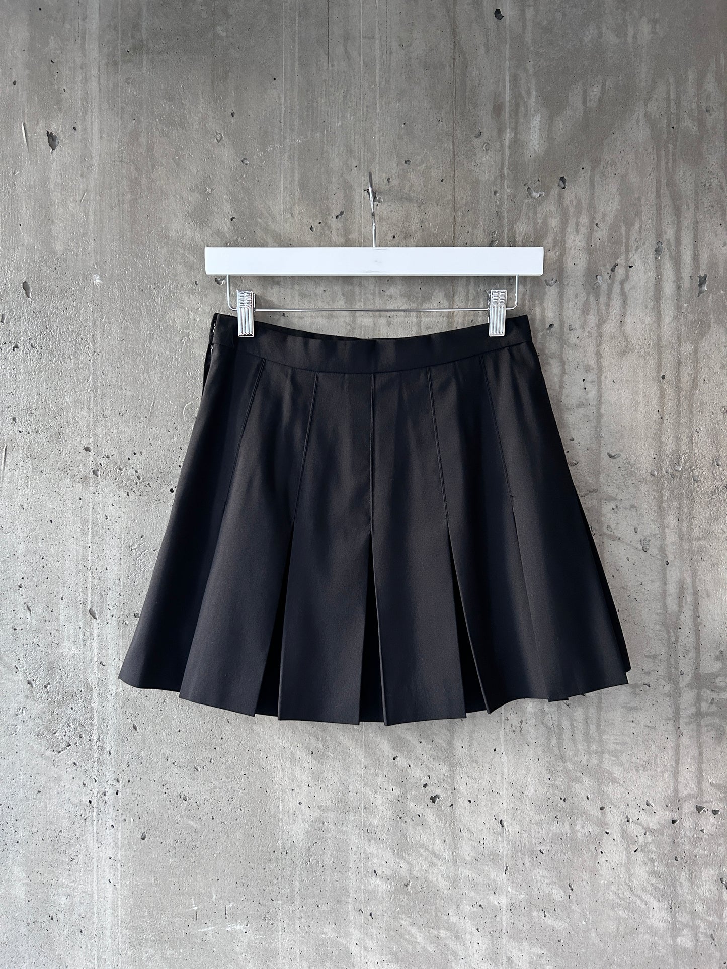 Quantum Sportswear black pleated mini skirt