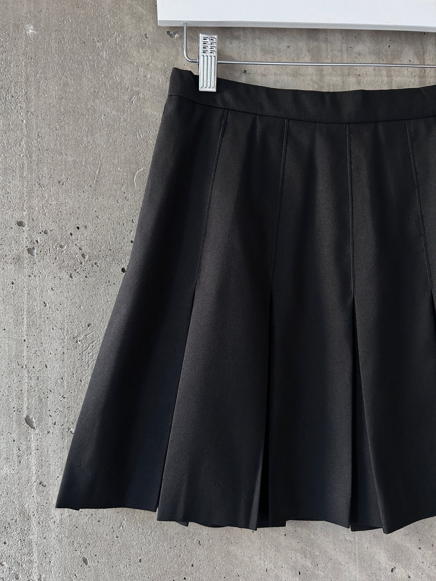 Quantum Sportswear black pleated mini skirt